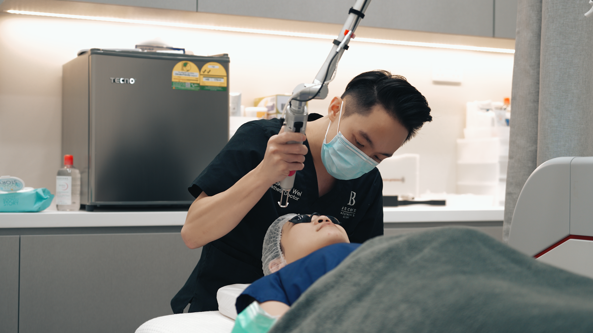 doctor performing pico laser on patient